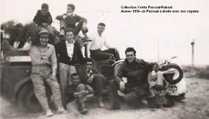 Oran SDV- 4856- ARZEW Jo PASCUAL assis a droite sur scoot et amis 1956